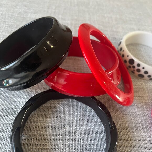 Vintage 1980's Chunky Plastic Cherry Red Black and White Bangle Bracelets 6 - Picture 5 of 11